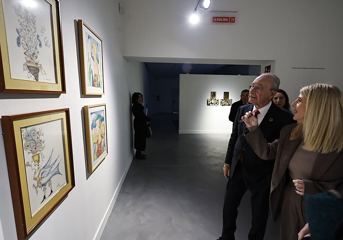 Imagen principal - Dibujos de Pérez Estrada, junto a obras de Carmen Calvo y Pilar Albarracín.